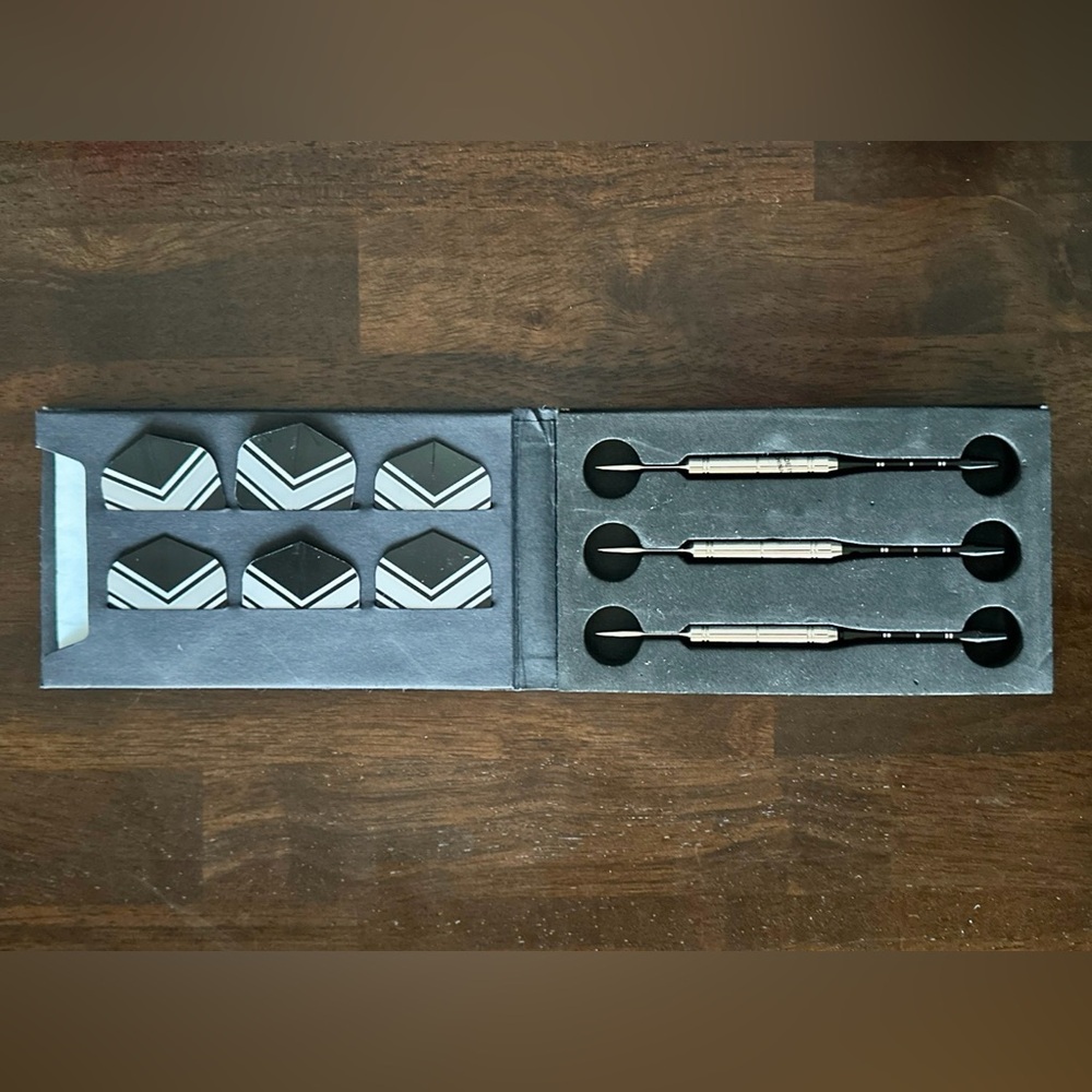 Vintage Marlboro Limited Edition Dart Set of 3 Steel Tip Darts with 6 Flights